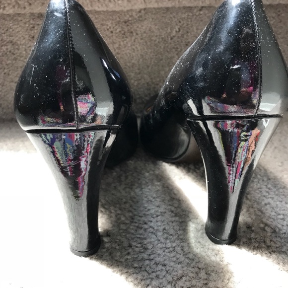 Stuart Weizman Black Patent Pumps - Picture 4 of 4